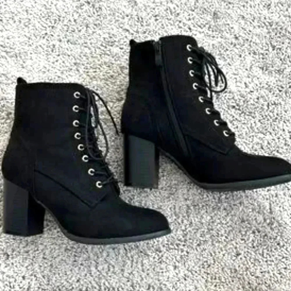 Journee Collection Women's Baylor Lace Up Bootie Size 8.5 Black - Picture 4 of 5